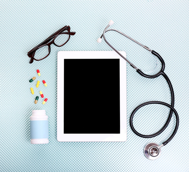 Medical tablet with stethoscope - Valokuva, kuva