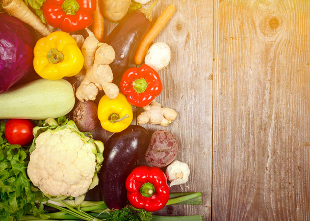riesige Gruppe frisches Gemüse auf Holztisch - hohe Qualität - Foto, Bild