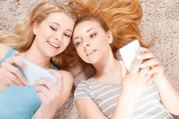 Two young girls on the floor - Foto, Bild
