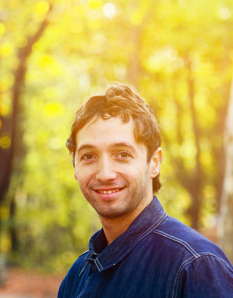 Joven hombre guapo en otoño entorno al aire libre usando de moda
 - Foto, Imagen