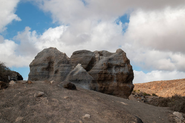 Luonnonpuisto, jossa on eroosion luomia kivimuodostumia. Kutsutaan myös Stratified City. Sininen taivas valkoisilla pilvillä talvella. Teseguite, Lanzarote, Kanariansaaret, Espanja. - Valokuva, kuva