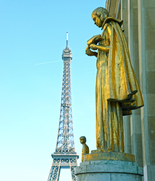 Ейфелева вежа і статуя на Trocadero - Фото, зображення