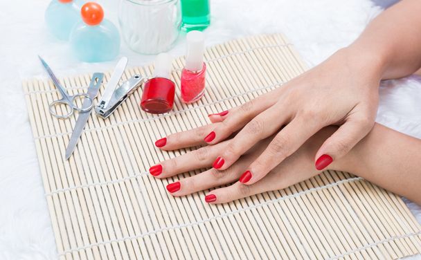 Красивые маникюрные ногти женщины с красным лаком для ногтей
 - Фото, изображение