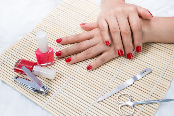 Красиві чоловічі нігті для жінок з червоним лаком для нігтів
 - Фото, зображення