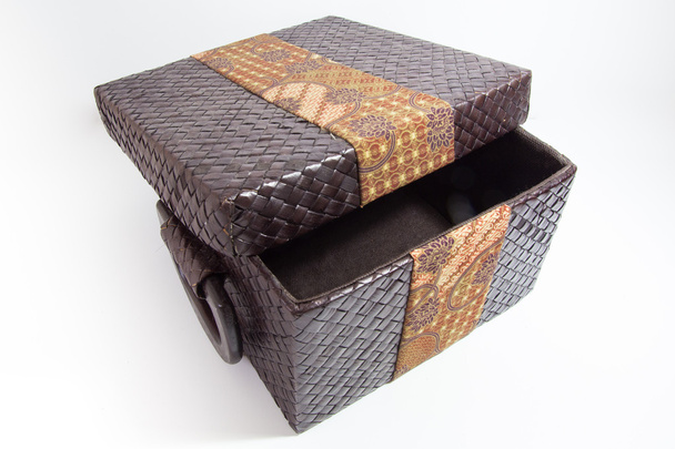 Boîte tissée ouverte avec décoration en batik
 - Photo, image