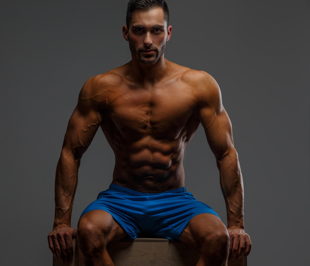 Shirtless muscular homem no fundo cinza
 - Foto, Imagem