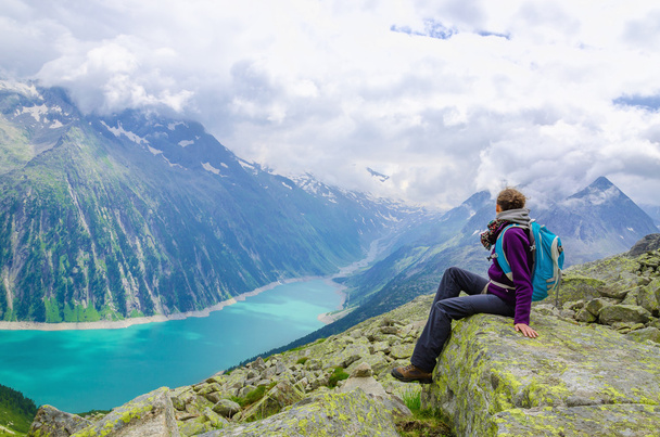 Alpesi táj, a fiatal nő és a tó, Ausztria - Fotó, kép