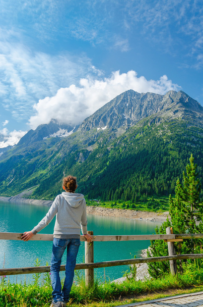 Giovane lago di montagna azzurro turistico nelle Alpi, Austria
 - Foto, immagini