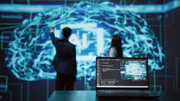 Ingenieurs gebruiken AR tech om AI neurale netwerken hersenen visualiseren, het oplossen van bedrijfsproblemen. IT-professionals met behulp van kunstmatige intelligentie augmented reality hologram, camera B - Foto, afbeelding