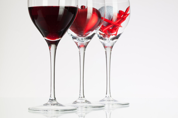 ワイングラス赤ワイン、心臓とゴルフ ボール  - 写真・画像