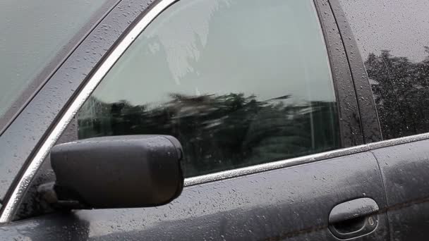 Agresywny człowiek z kijem baseballowym w samochodzie w na zewnątrz - Materiał filmowy, wideo