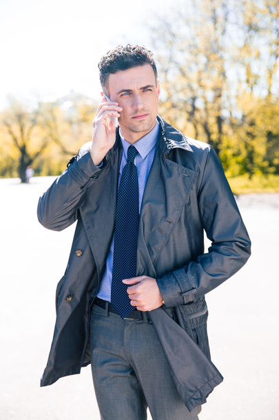 Pohledný podnikatel telefonuju venku - Fotografie, Obrázek