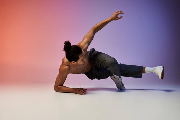 Un jeune Afro-Américain danse sur un fond dégradé de rose et de violet. - Photo, image