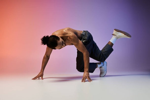 Mladý Afroameričan provádí dynamický taneční tah na barevném gradientu pozadí. - Fotografie, Obrázek