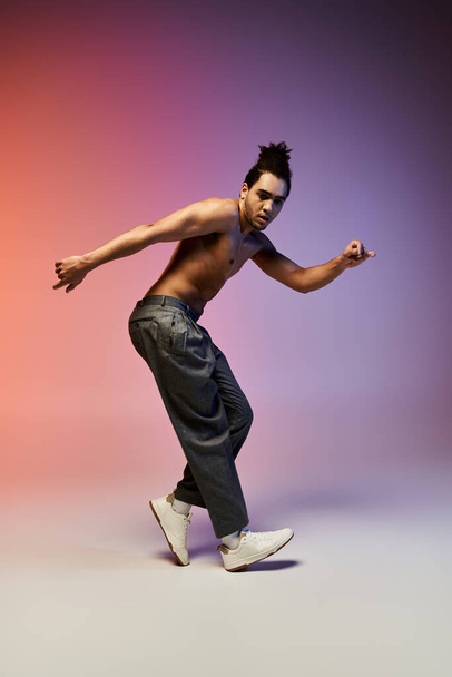 Молодий афроамериканський чоловік танцює на яскравому градієнтному фоні, демонструючи свої динамічні ходи і пристрасть до танцю. - Фото, зображення