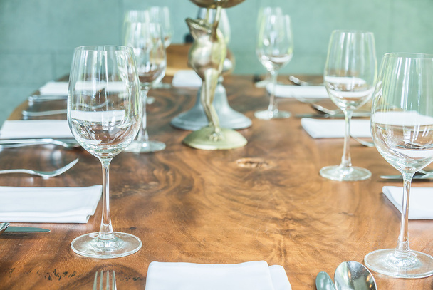 Copas de vino en la cena de mesa en restaurante
 - Foto, Imagen