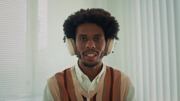 アフリカ系アメリカ人のプロジェクトマネージャーのPOVは,オンラインミーティング中にカメラに話しながらヘッドフォンを着用しています - 映像、動画