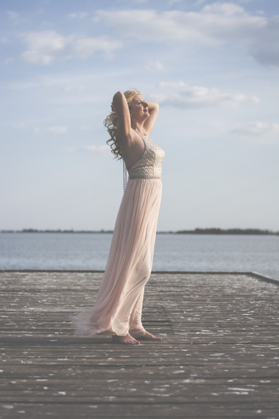 Femme blonde en robe de soirée au lac
 - Photo, image