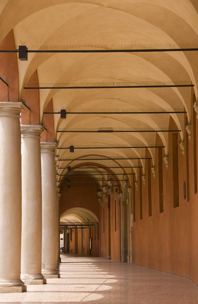 Portico medievale con colonne a Bologna
 - Foto, immagini