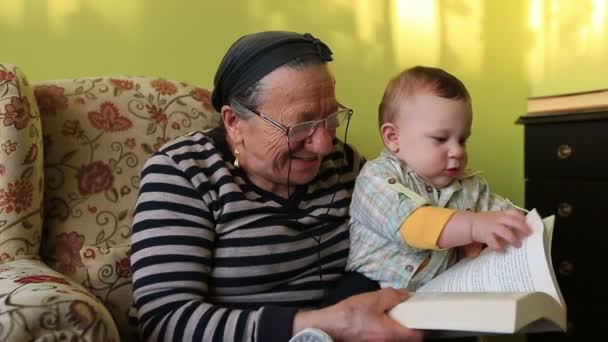 grootmoeder aan kleinzoon lezen van een boek - Video