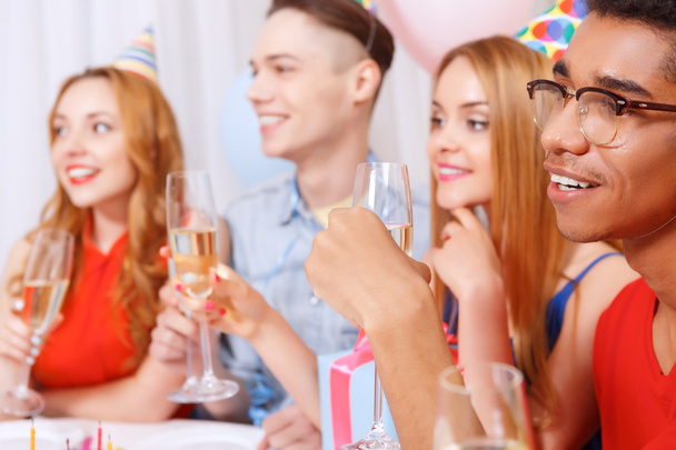 Junge Leute feiern Geburtstag am Tisch - Foto, Bild