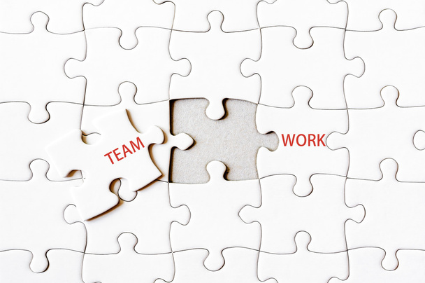Fehlendes Puzzleteil vervollständigt Wort-Teamwork - Foto, Bild