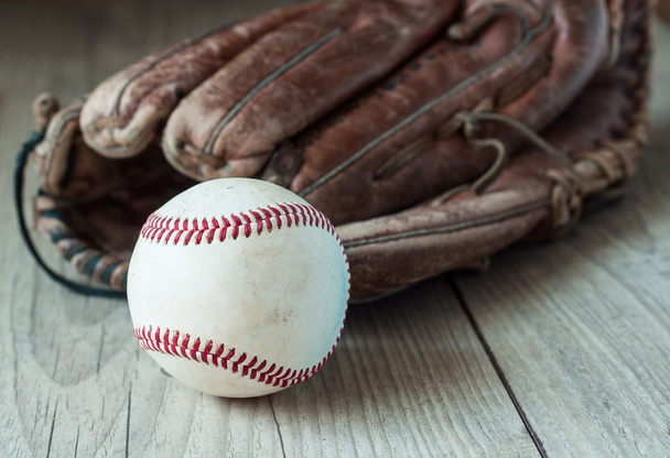 Guanto sportivo da baseball vecchio e usurato in pelle invecchiato
 - Foto, immagini