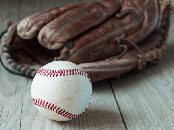 Stare i zużyte skórzane używane baseball sportowe rękawice w wieku - Zdjęcie, obraz