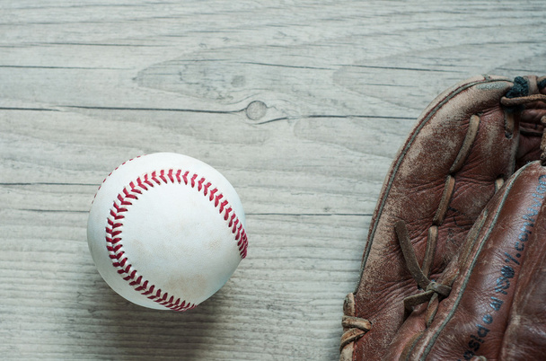 alte und getragene gebrauchte Leder-Baseball-Sporthandschuhe im Alter - Foto, Bild