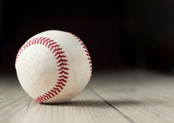 Old baseball on wooden background and highly closeup - Zdjęcie, obraz