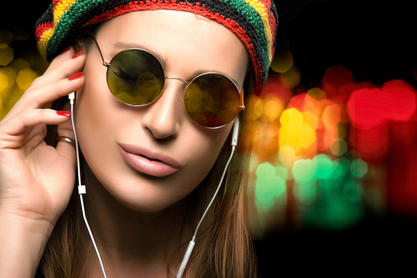 Красива вечірка дівчина насолоджуючись музикою через навушники
 - Фото, зображення