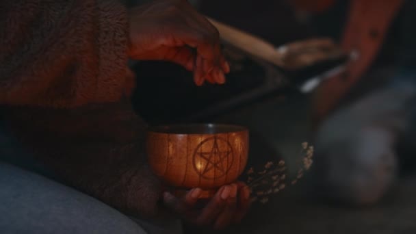 Side középső részén lövés névtelen nő olvasás imák felett fa csésze pentagram szimbólum, miközben elvégzése szertartás idézi sötét erők barátaival éjszaka - Felvétel, videó