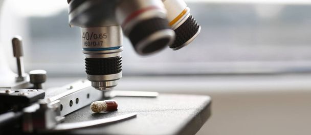Prill Tablette Mikroskop Hintergrund Labor ist eine Studie Humanbiologie analysiert für die Nichteinhaltung der Anforderungen Organisation Public Health biologisch aktive Zusatzstoffe - Foto, Bild