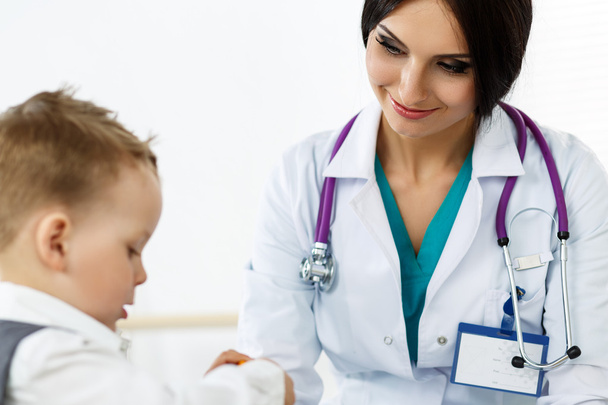 pediatria que comunica com o doente
 - Foto, Imagem