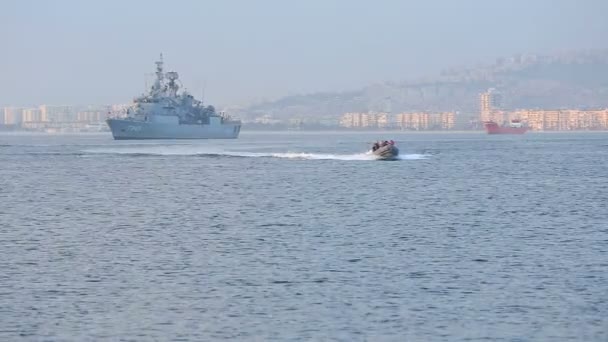 πολεμικό πλοίο προσωπικό σε συμβατικά σκάφη zodiac - Πλάνα, βίντεο