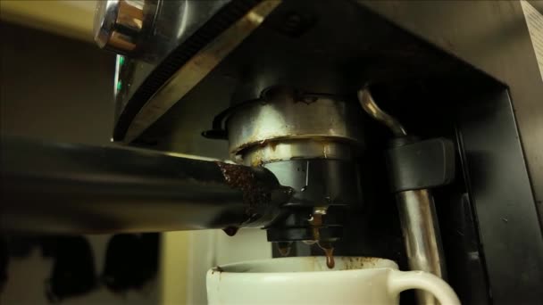 レバーコーヒーマシンの故障。 コーヒーメーカーのレバーの外にコーヒーが漏れている. 家電を修理したり,新しい家電を購入する概念. スーパースローモーション. - 映像、動画