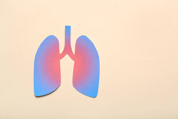 Papierowe płuca na beżowym tle - Zdjęcie, obraz