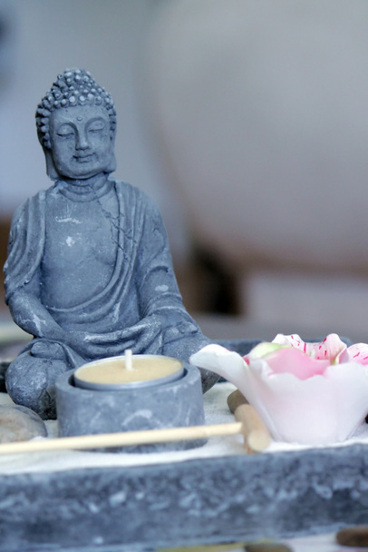 Zen Boeddha en tabel - Foto, afbeelding