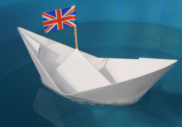 χαρτί πλοίο με σημαία Ηνωμένου Βασιλείου - Φωτογραφία, εικόνα