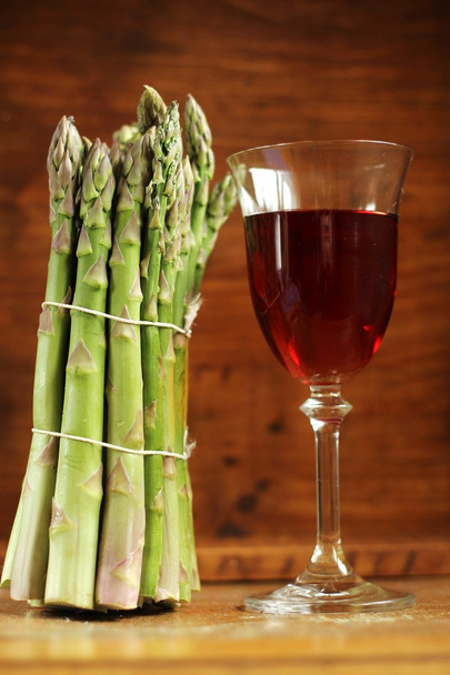 Groene asperges en roze wijn - Foto, afbeelding