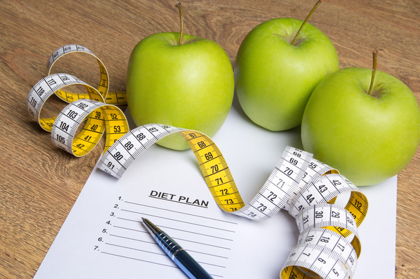 concepto de dieta - cierre para arriba de papel con plan de dieta, manzanas y meas - Foto, imagen