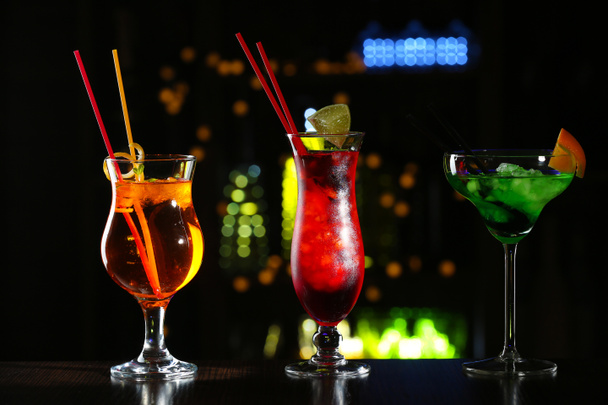 Copos de cocktails no fundo do bar
 - Foto, Imagem