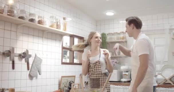 Para przygotowuje warzywa do gotowania żywności i szczęśliwy w domu  - Materiał filmowy, wideo