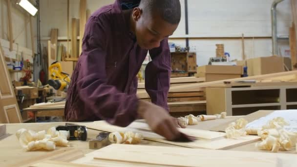 Male Apprentice Sanding Wood - Séquence, vidéo