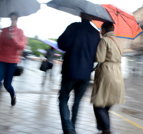 Mujeres caminando por la calle en un día lluvioso
 - Foto, imagen