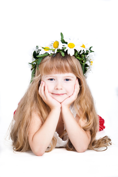 χαριτωμένο μικρό κορίτσι που φοράει ένα στεφάνι που απομονώνονται σε λευκό φόντο - Φωτογραφία, εικόνα