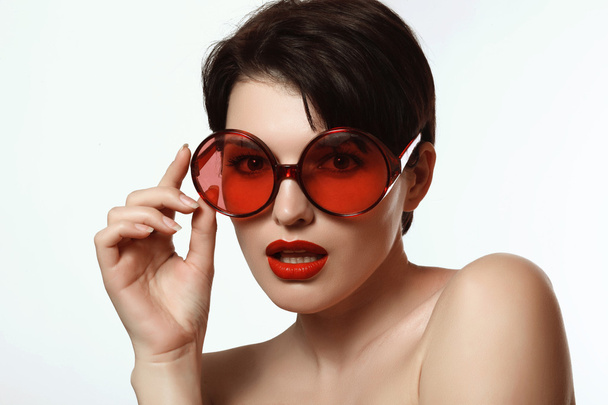 mujer en gafas con lentes rojas
 - Foto, imagen