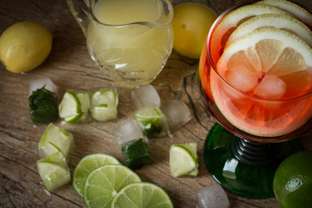 juice of lemon and lime and pomegranate iced - Foto, Bild