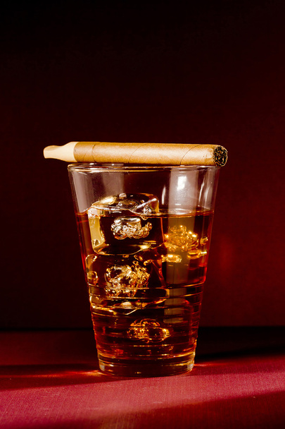 Cigar and Whiskey - Φωτογραφία, εικόνα