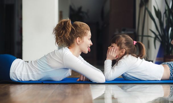 Mama i córka bawią się na siłowni - Zdjęcie, obraz